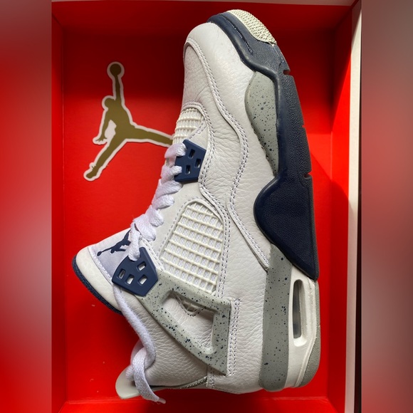 Air Jordan 4 retro( GS) just wear two times. Very good condition. - Picture 3 of 13